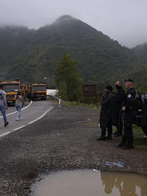 In Jarinje überqueren Serben zu Fuß die Grenze zwischen Kosovo und Serbien. 28. September 2021