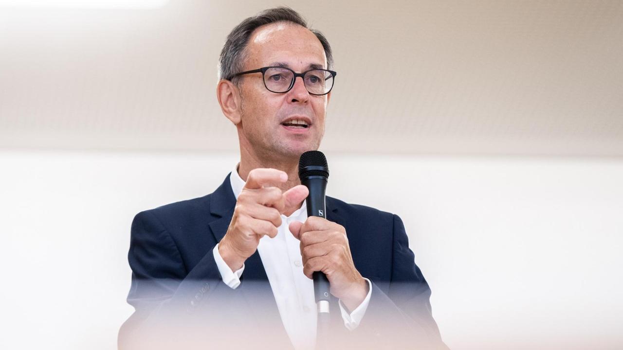 Andreas Zick, Konflikt- und Gewaltforscher der Universität Bielefeld, spricht im August 2019 in der Justizvollzugsanstalt Düsseldorf über Angebote zur Prävention und Deradikalisierung. Ein Mann in Anzug und Brille. Andreas Zick, Konflikt- und Gewaltforscher der Universität Bielefeld, spricht im August 2019 in der Justizvollzugsanstalt Düsseldorf über Angebote zur Prävention und Deradikalisierung. Ein Mann in Anzug und Brille.