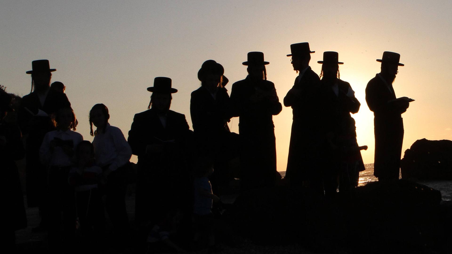 Die Umrisse von Ultraorthodoxen sind zu erkennen. Die Umrisse von Ultraorthodoxen sind zu erkennen.