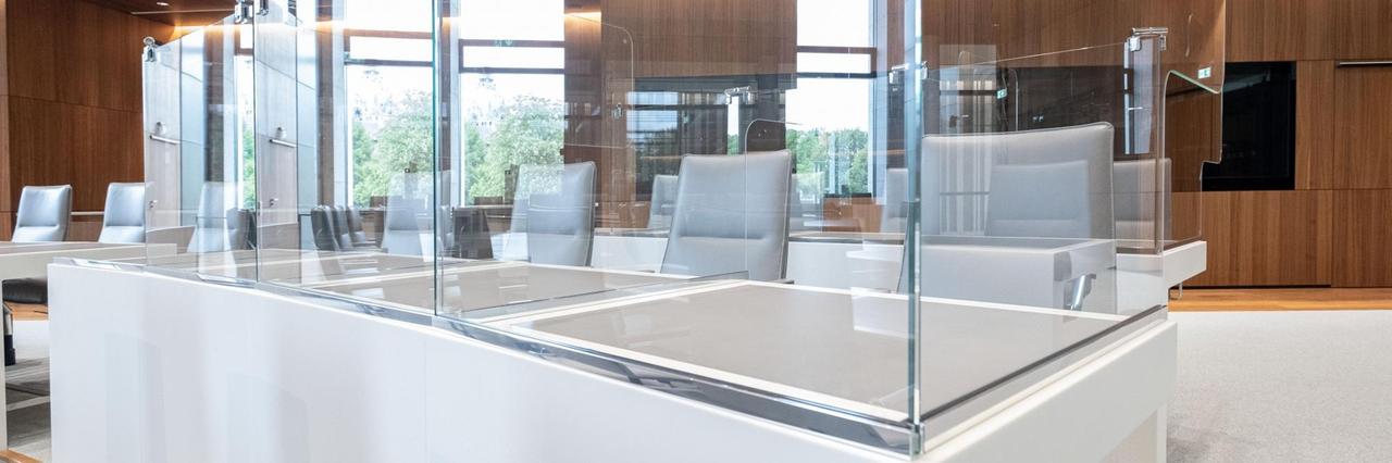 Um jeden Sitzplatz herum sind durchsichtige Trennwände auf Plexiglas aufgebaut. Um jeden Sitzplatz herum sind durchsichtige Trennwände auf Plexiglas aufgebaut.