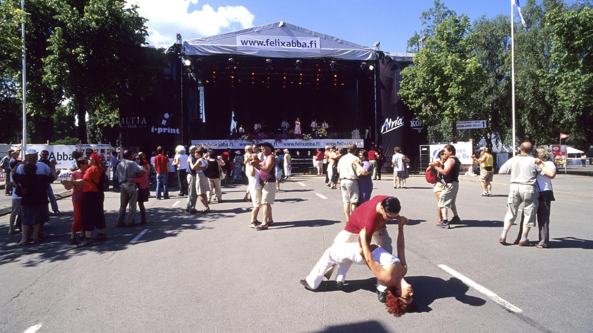 Tangofestival in Seinajöki - Paare tanzen vor einer Bühne auf einer gesperrten Straße, Personen; 2004, Finnland, Tangofestival in Seinajöki - Paare tanzen vor einer Bühne auf einer gesperrten Straße, Personen; 2004, Finnland,
