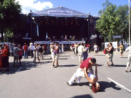 Tangofestival in Seinajöki - Paare tanzen vor einer Bühne auf einer gesperrten Straße, Personen; 2004, Finnland,