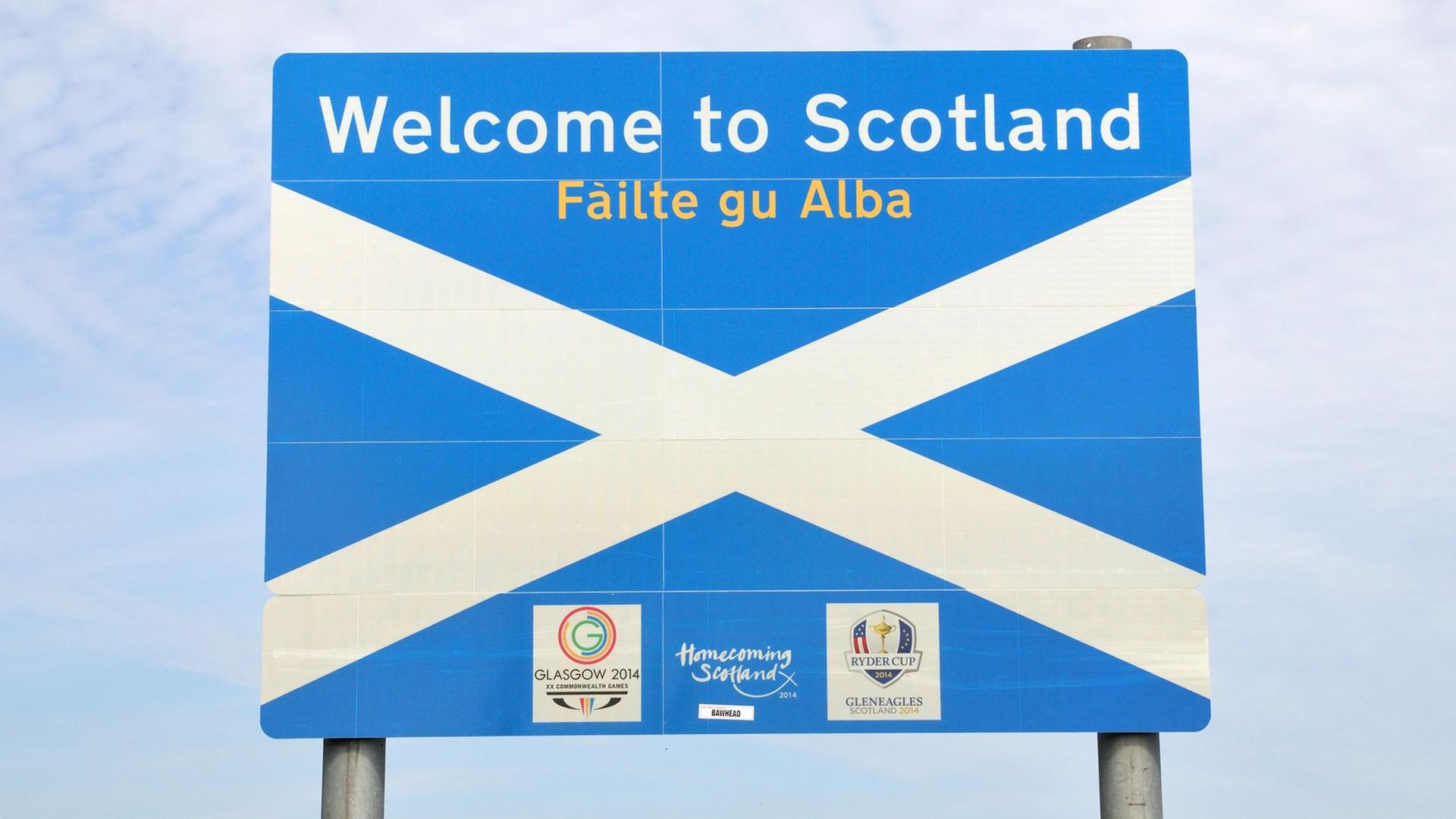 Ein Schild mit der Aufschrift "Willkommen in Schottland" an der englisch-schottischen Grenze in der Nähe von Berwick-upon-Tweed.