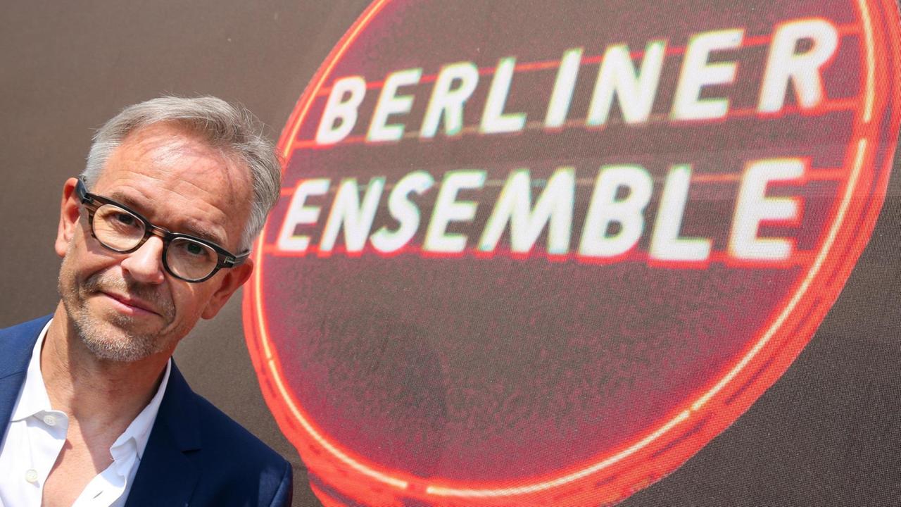 Der neue Intendant des Berliner Ensembles, Oliver Reese, steht am 30. Mai 2017 neben dem Schriftzug des Berliner Ensembles.