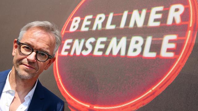Der neue Intendant des Berliner Ensembles, Oliver Reese, steht am 30. Mai 2017 neben dem Schriftzug des Berliner Ensembles.
