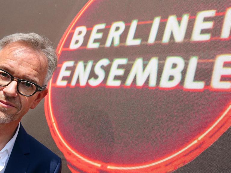 Der neue Intendant des Berliner Ensembles, Oliver Reese, steht am 30. Mai 2017 neben dem Schriftzug des Berliner Ensembles.