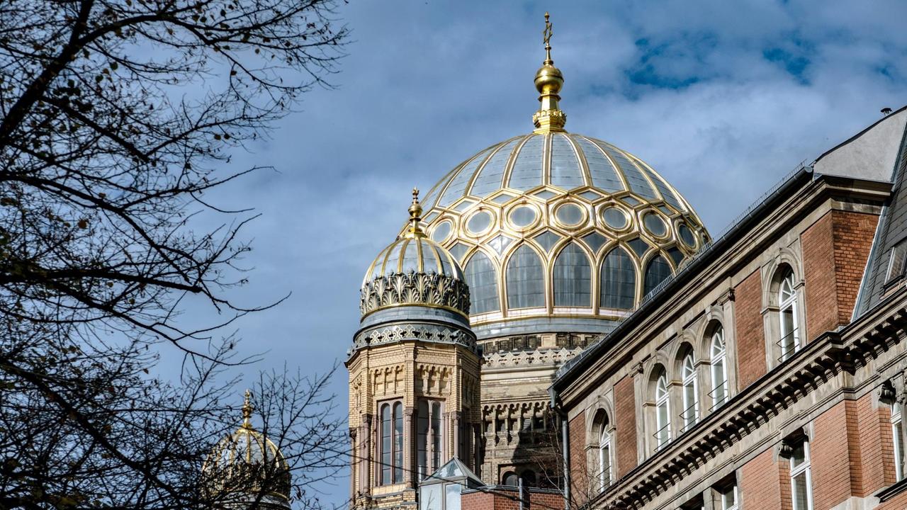 Blauer Himmel rahmt die Neue Synagoge in der Oranienburger Straße in Berlin ein. Blauer Himmel rahmt die Neue Synagoge in der Oranienburger Straße in Berlin ein.