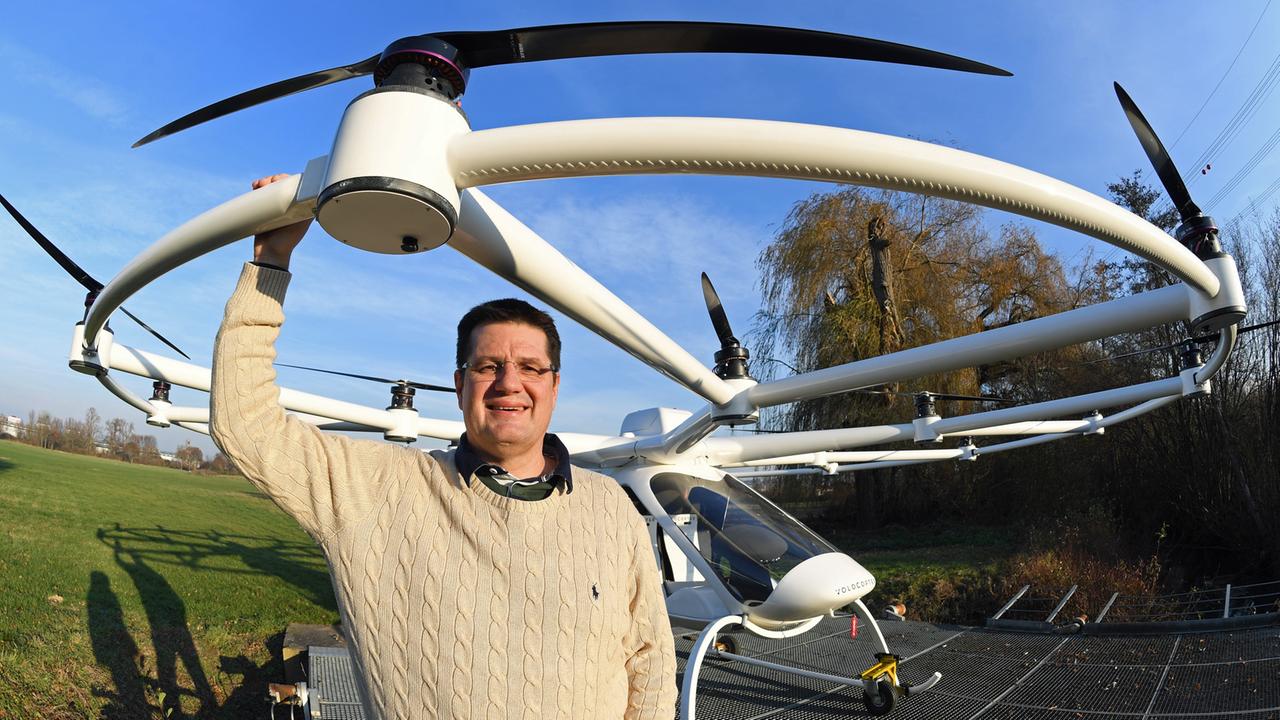 Alex Zosel, Gründer und Geschäftsführer der Firma e-volo GmbH, steht am 01.12.2016 in Bruchsal vor dem Volocopter VC200. Alex Zosel, Gründer und Geschäftsführer der Firma e-volo GmbH, steht am 01.12.2016 in Bruchsal vor dem Volocopter VC200.
