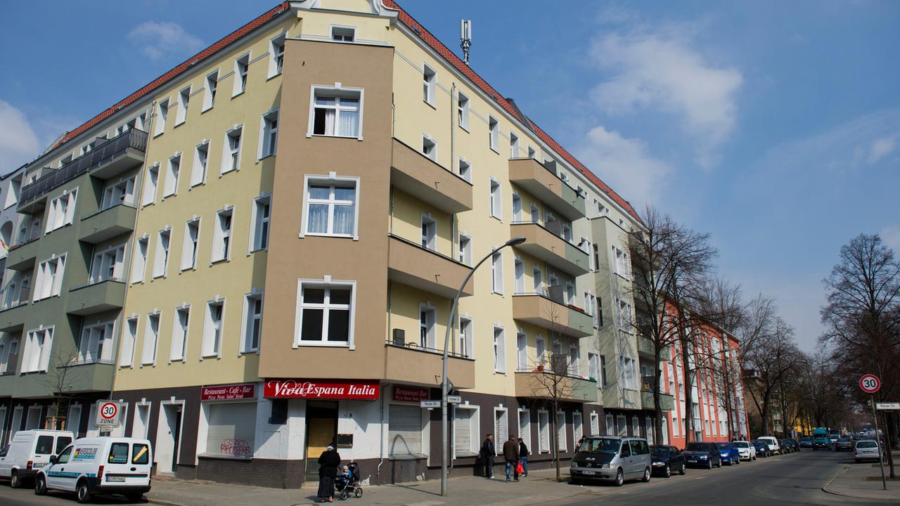Das Sinti- und Roma-Wohnungsbauprojekt in der Harzer Straße in Berlin-Neukölln Das Sinti- und Roma-Wohnungsbauprojekt in der Harzer Straße in Berlin-Neukölln