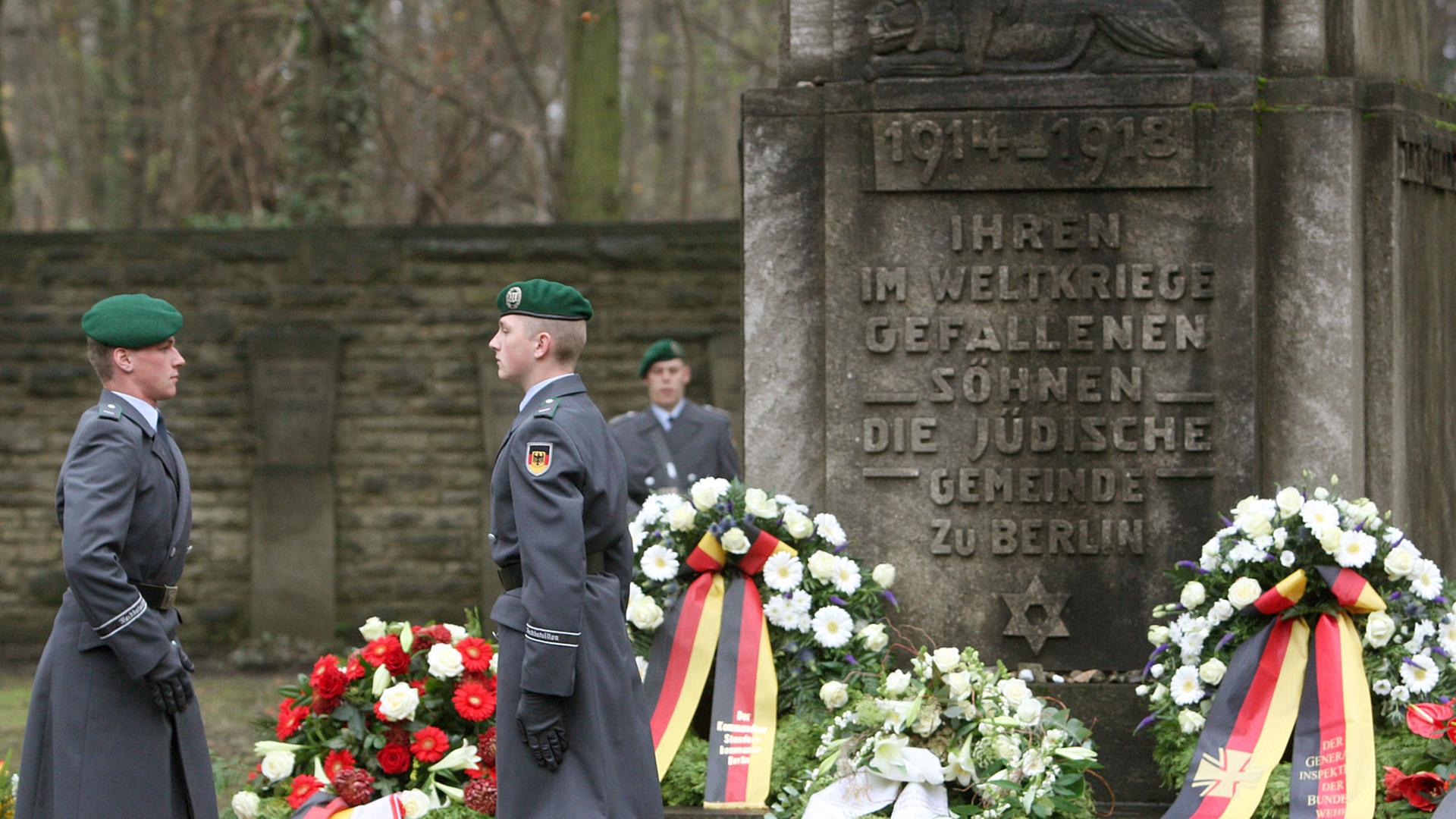 Soldaten der Bundeswehr legen am Sonntag (18.11.2007) bei der Gedenkveranstaltung zum Volkstrauertag auf dem jüdischen Friedhof in Berlin-Weißensee Kränze nieder. Mitglieder der Bundeswehr sowie Vertreter der Jüdischen Gemeinde ehrten die auf dem Friedhof bestatteten 395 deutschen Soldaten jüdischen Glaubens, die im ersten Weltkrieg fielen. Soldaten der Bundeswehr legen am Sonntag (18.11.2007) bei der Gedenkveranstaltung zum Volkstrauertag auf dem jüdischen Friedhof in Berlin-Weißensee Kränze nieder. Mitglieder der Bundeswehr sowie Vertreter der Jüdischen Gemeinde ehrten die auf dem Friedhof bestatteten 395 deutschen Soldaten jüdischen Glaubens, die im ersten Weltkrieg fielen.