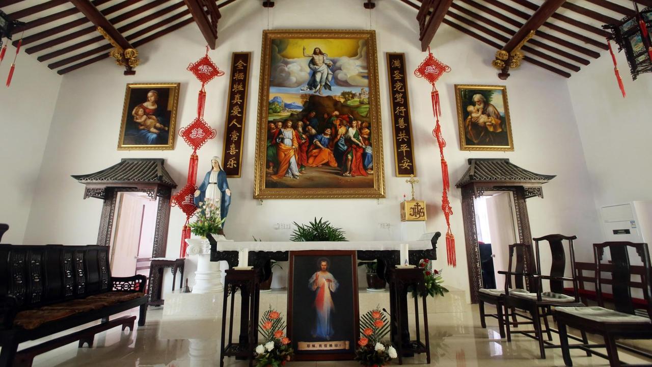 Die katholische Kirche Nanqiao im Distrikt Fengxian in Shanghai, China. Die Kirche erinnert an den französischen Missionar und ehemaligen Admiral Auguste Leopold, welcher am 17. Mai 1862 bei Kämpfen gegen die Taping Rebellen im Süden Shanghais ermordet wurde. Die katholische Kirche Nanqiao im Distrikt Fengxian in Shanghai, China. Die Kirche erinnert an den französischen Missionar und ehemaligen Admiral Auguste Leopold, welcher am 17. Mai 1862 bei Kämpfen gegen die Taping Rebellen im Süden Shanghais ermordet wurde.
