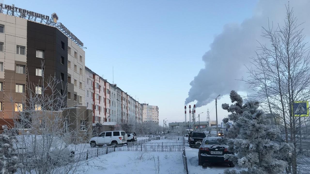Straßenzug mit Plattenbauten im Schnee Straßenzug mit Plattenbauten im Schnee