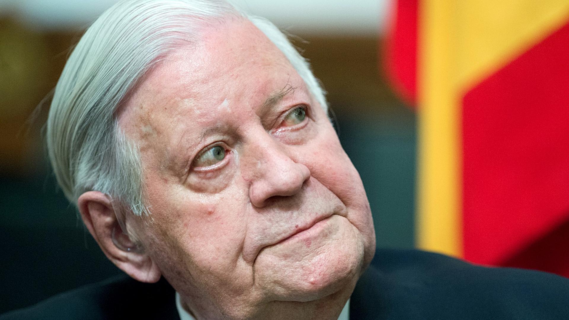 Der ehemalige Bundeskanzler Helmut Schmidt bei einem Empfang in Berlin, anlässlich seines 95. Geburtstages 2013. Der ehemalige Bundeskanzler Helmut Schmidt bei einem Empfang in Berlin, anlässlich seines 95. Geburtstages 2013.