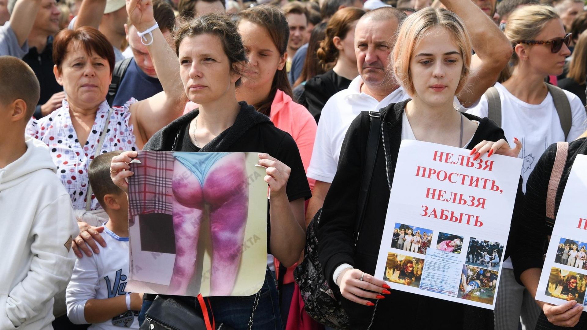 Unterstützerinnen und Unterstützer der Opposition in Belarus demostrieren am 15.8.2020 in Minsk Unterstützerinnen und Unterstützer der Opposition in Belarus demostrieren am 15.8.2020 in Minsk