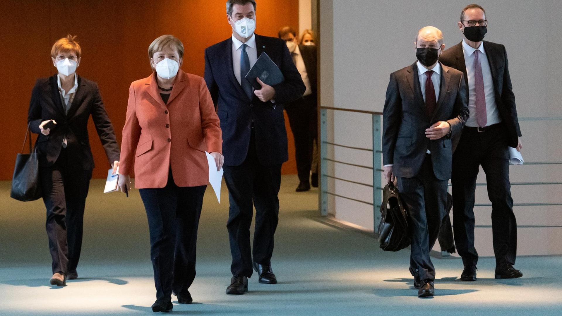 Angela Merkel kommt zusammen mit Michael Müller, Olaf Scholz und Markus Söder zu einer Pressekonferenz im Bundeskanzleramt Angela Merkel kommt zusammen mit Michael Müller, Olaf Scholz und Markus Söder zu einer Pressekonferenz im Bundeskanzleramt