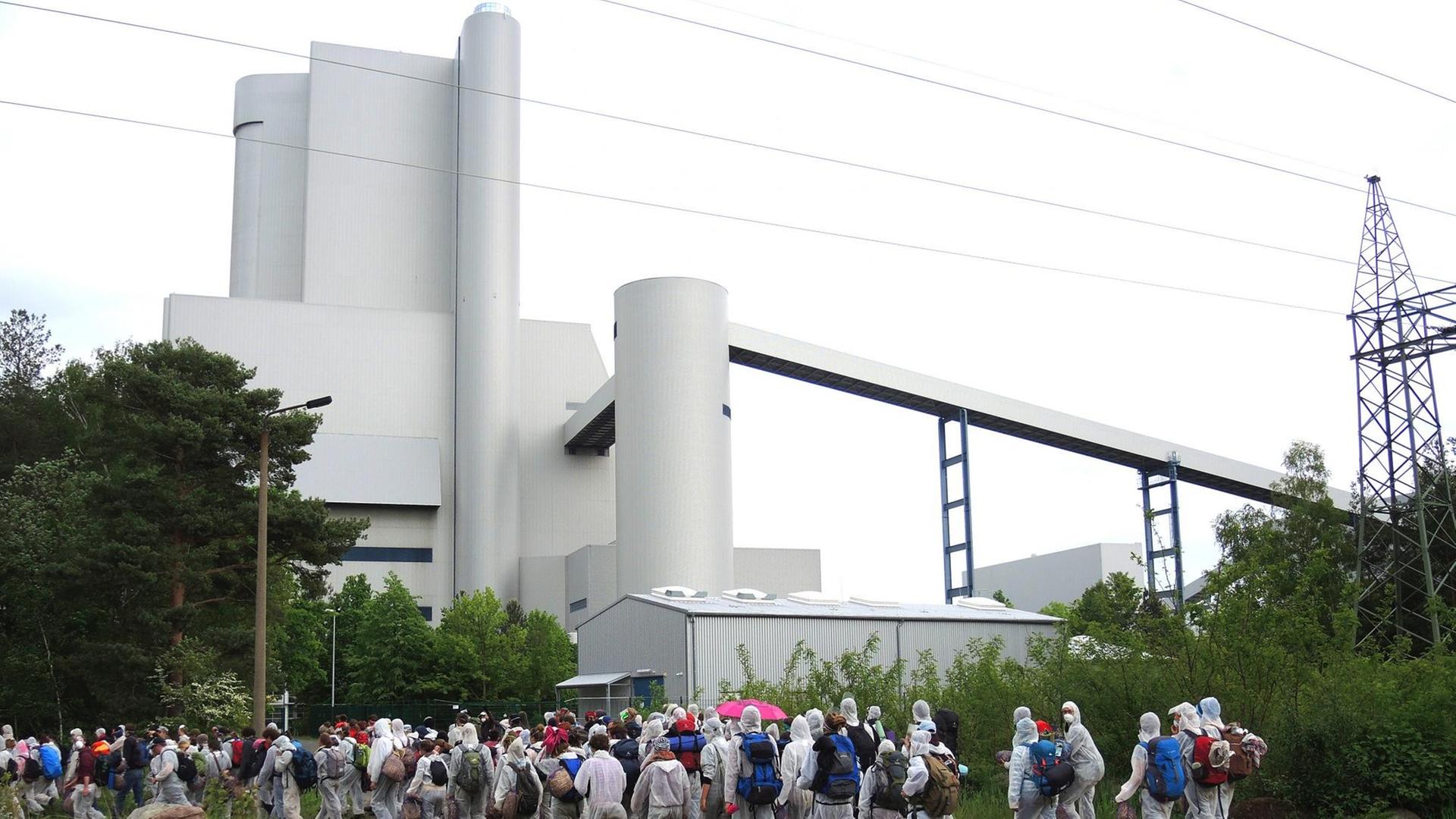 Kohlegegner beim Marsch auf das Vattenfall-Kraftwerk Schwarze Pumpe Kohlegegner beim Marsch auf das Vattenfall-Kraftwerk Schwarze Pumpe