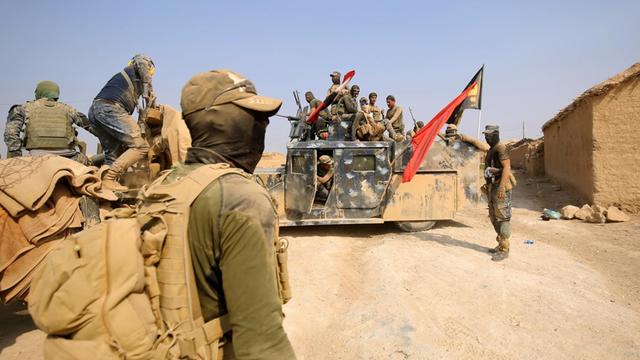 Irakische Streitkräfte dringen ins Dorf al-Khuwayn südlich von Mossul vor, nachem sie es vom sogenannten Islamischen Staat zurückerobert haben.
