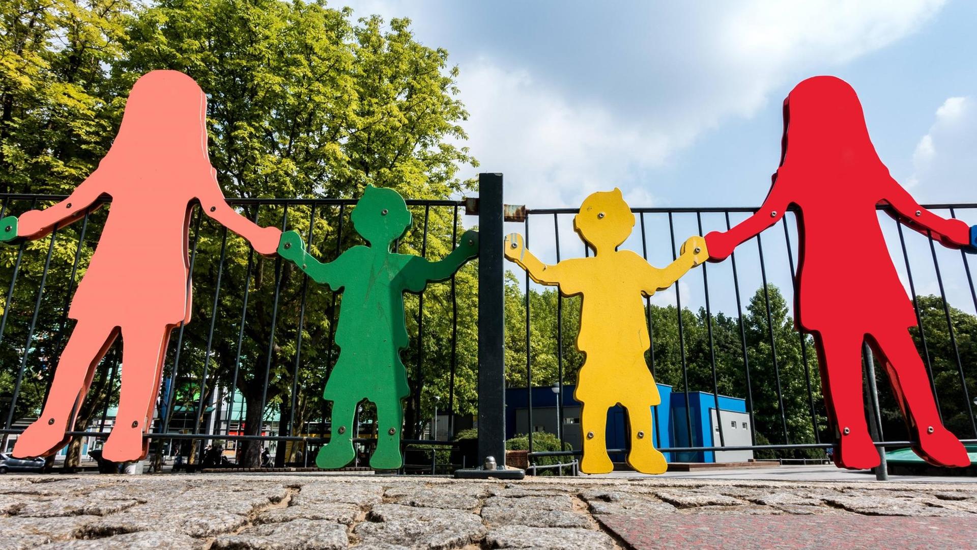Bunte Figuren an einem Kinderspielplatz. Bunte Figuren an einem Kinderspielplatz.