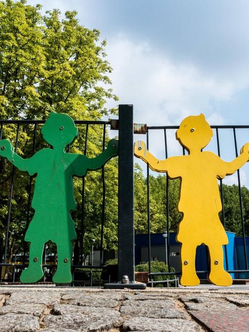 Bunte Figuren an einem Kinderspielplatz.