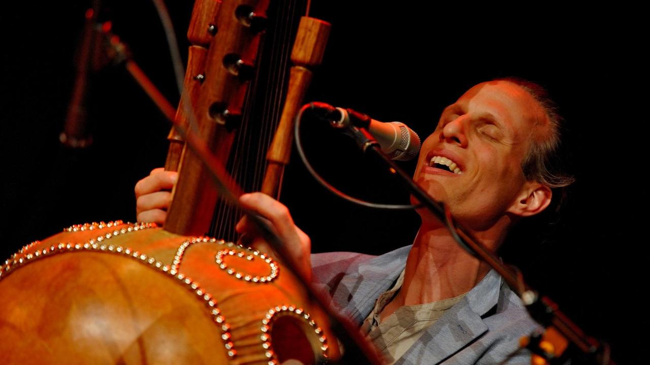 Nils Kercher spielt das afrikanische Instrument Djembe Nils Kercher spielt das afrikanische Instrument Djembe