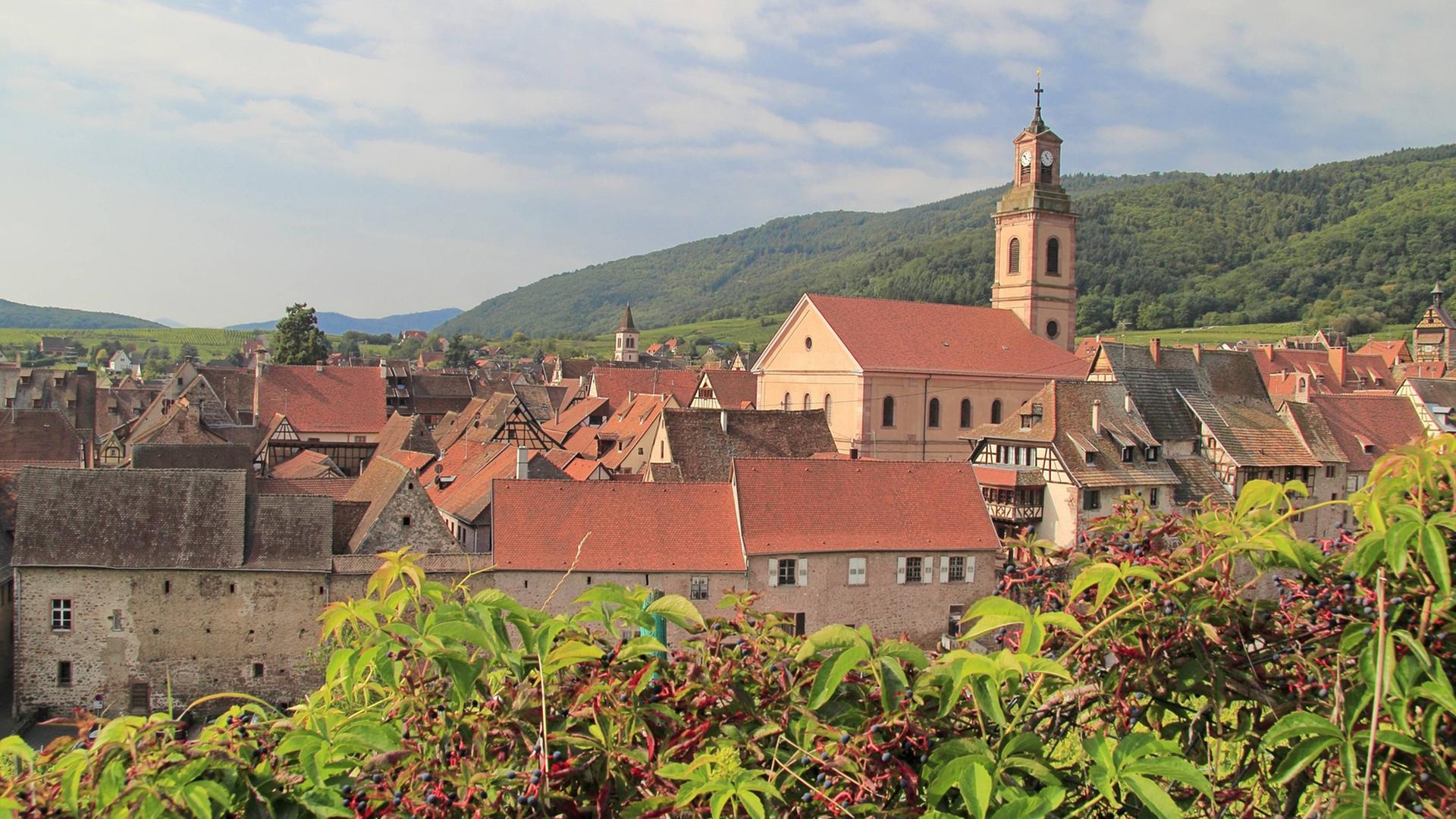 Die Altstadt von Riquewihr mit der Kirche im Elsass. Die Altstadt von Riquewihr mit der Kirche im Elsass.