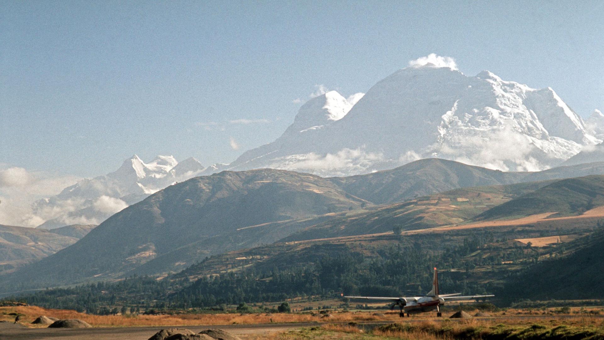 Ein Tal mit einem kleinen Flugzeuglandeplatz im Hochland der peruanischen Anden im Norden des Landes. (Undatierte Aufnahme).