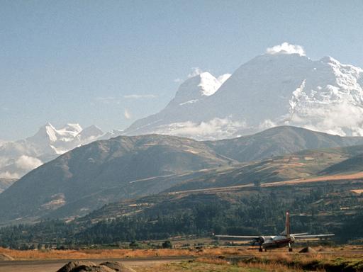 Ein Tal mit einem kleinen Flugzeuglandeplatz im Hochland der peruanischen Anden im Norden des Landes. (Undatierte Aufnahme).