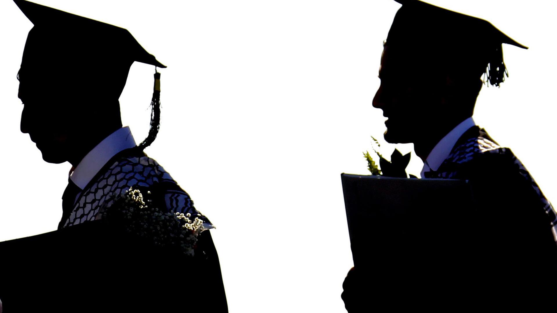 Zwei palästinensische Studierende in Talar und Dokturhut während ihrer Graduation an der Uni in Nablus. Zwei palästinensische Studierende in Talar und Dokturhut während ihrer Graduation an der Uni in Nablus.