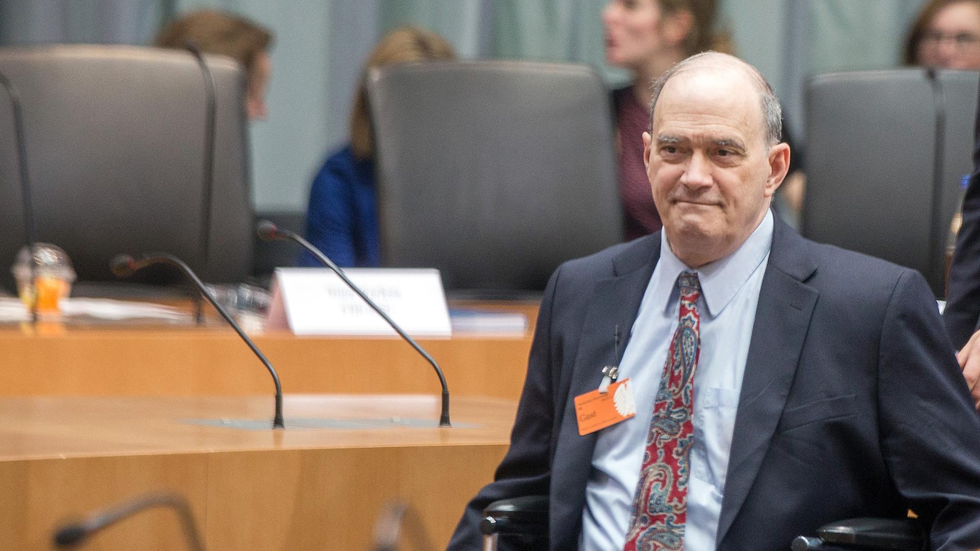 Der ehemalige technische Direktor der NSA, William Binney, kommt am 03.07.2014 zum NSA-Untersuchungsausschuss des deutschen Bundestags