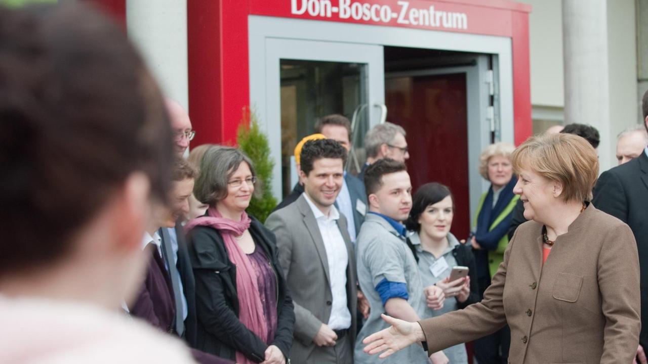 Bundeskanzlerin Angela Merkel im Don-Bosco-Jugendzentrum in Berlin-Marzahn im Jahr 2016. Bundeskanzlerin Angela Merkel im Don-Bosco-Jugendzentrum in Berlin-Marzahn im Jahr 2016.