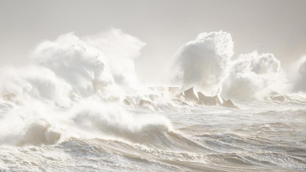 Das Meer war schon häufig Objekt romantischer Verklärung: Malerisches Sturmtief vor Helgoland Das Meer war schon häufig Objekt romantischer Verklärung: Malerisches Sturmtief vor Helgoland