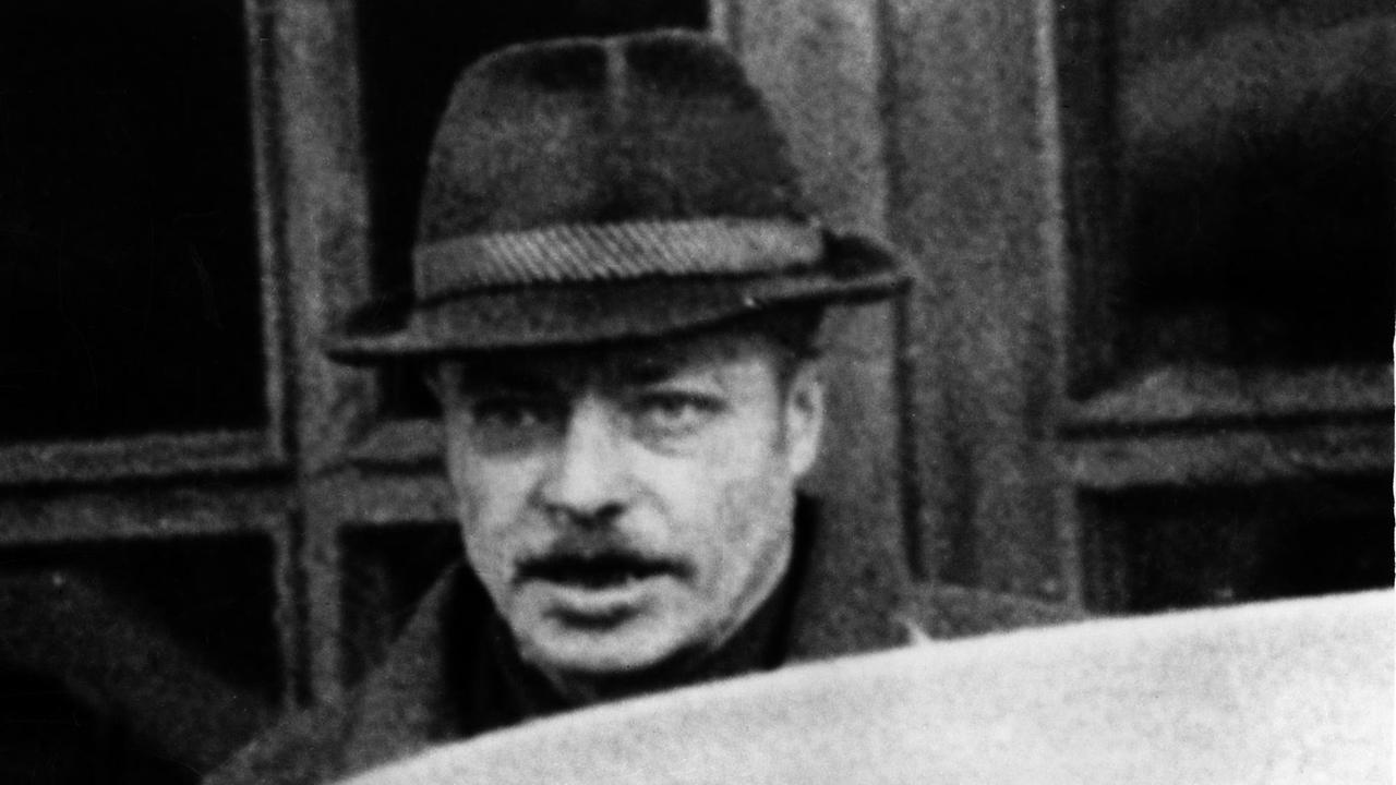 Der wegen seiner Bombenanschläge gegen italienische Einrichtungen in den 60er Jahren in Südtirol landesweit bekannte "Freiheitskämpfer" Georg Klotz, aufgenommen in Innsbruck vermutlich 1964 nach seiner Verhaftung. Klotz war ein führendes BAS-Mitglied. Südtirol wurde im Ersten Weltkrieg von Italien annektiert. Seit Ende der 1950er Jahre kämpften Südtiroler, vor allem der Befreiungsausschuss Südtirol BAS, für die Autonomie der Provinz Bozen bzw. für den Anschluss an Österreich. | Der wegen seiner Bombenanschläge gegen italienische Einrichtungen in den 60er Jahren in Südtirol landesweit bekannte "Freiheitskämpfer" Georg Klotz, aufgenommen in Innsbruck vermutlich 1964 nach seiner Verhaftung. Klotz war ein führendes BAS-Mitglied. Südtirol wurde im Ersten Weltkrieg von Italien annektiert. Seit Ende der 1950er Jahre kämpften Südtiroler, vor allem der Befreiungsausschuss Südtirol BAS, für die Autonomie der Provinz Bozen bzw. für den Anschluss an Österreich. |