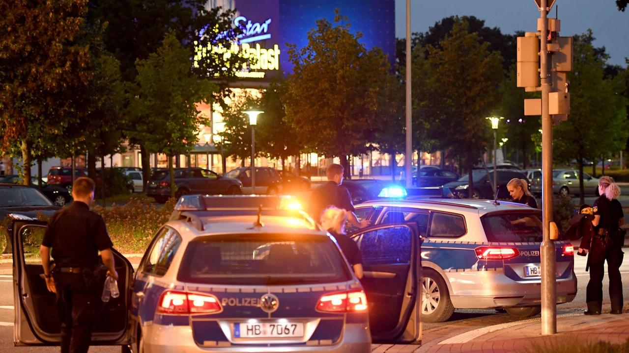 Einsatzfahrzeuge der Polizei sperren am 27.07.2016 eine der Auffahrten zum Einkaufscentrum «Weserpark» in Bremen ab. 