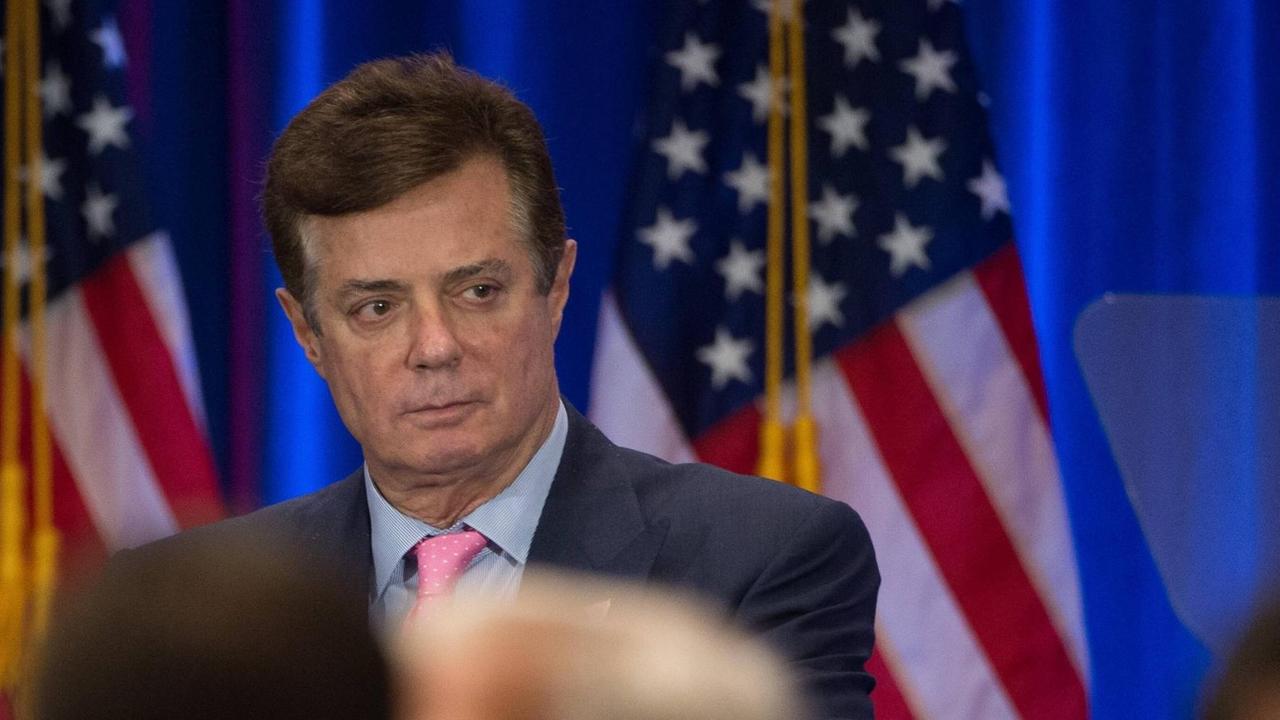 Trumps ehemaliger Wahlkampfchef Paul Manafort steht am 22. Juni 2016 vor amerikanischen Flaggen in einem Hotel in New York City. Trumps ehemaliger Wahlkampfchef Paul Manafort steht am 22. Juni 2016 vor amerikanischen Flaggen in einem Hotel in New York City.