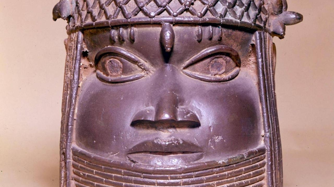 Eine Maske aus Bronze aus dem Benin-Königreich Eine Maske aus Bronze aus dem Benin-Königreich