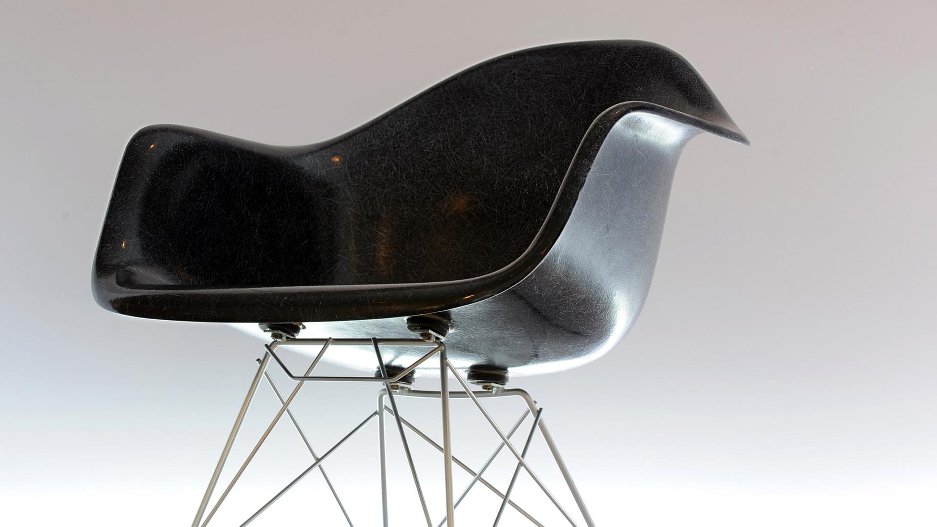 Der RAR Rocker Arm Chair Rod von 1948 ist als Schaukelstuhl-Entwurf von Ray und Charles Eames am 05.05.2011 in der Ausstellung "Ein Stoff für alle Fälle", Kunststoffdesign im 20. Jahrhundert (06.05.-03.10.2011), im Design-Museum Wilhelm-Wagenfeld-Haus in Bremen ausgestellt und besteht aus GFK-Verbundmaterial. Der RAR Rocker Arm Chair Rod von 1948 ist als Schaukelstuhl-Entwurf von Ray und Charles Eames am 05.05.2011 in der Ausstellung "Ein Stoff für alle Fälle", Kunststoffdesign im 20. Jahrhundert (06.05.-03.10.2011), im Design-Museum Wilhelm-Wagenfeld-Haus in Bremen ausgestellt und besteht aus GFK-Verbundmaterial.