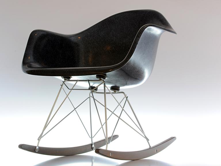 Der RAR Rocker Arm Chair Rod von 1948 ist als Schaukelstuhl-Entwurf von Ray und Charles Eames am 05.05.2011 in der Ausstellung "Ein Stoff für alle Fälle", Kunststoffdesign im 20. Jahrhundert (06.05.-03.10.2011), im Design-Museum Wilhelm-Wagenfeld-Haus in Bremen ausgestellt und besteht aus GFK-Verbundmaterial.