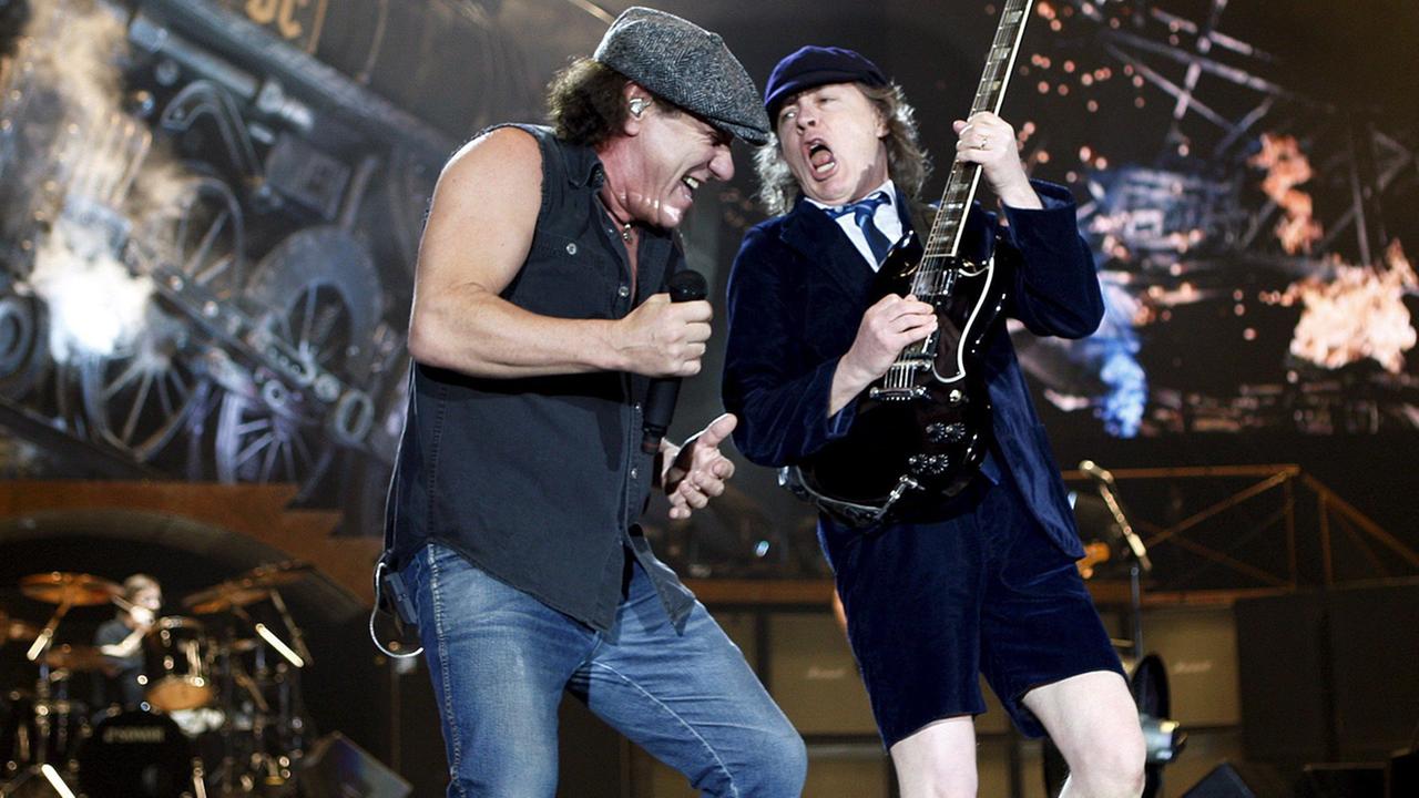 Sänger Brian Johnson (links) und Gitarrist Angus Young auf der Bühne. Sänger Brian Johnson (links) und Gitarrist Angus Young auf der Bühne.