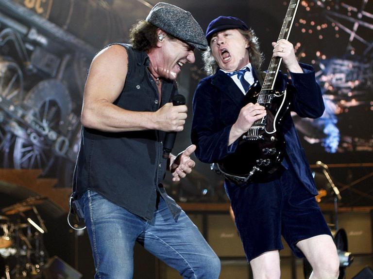 Sänger Brian Johnson (links) und Gitarrist Angus Young auf der Bühne.