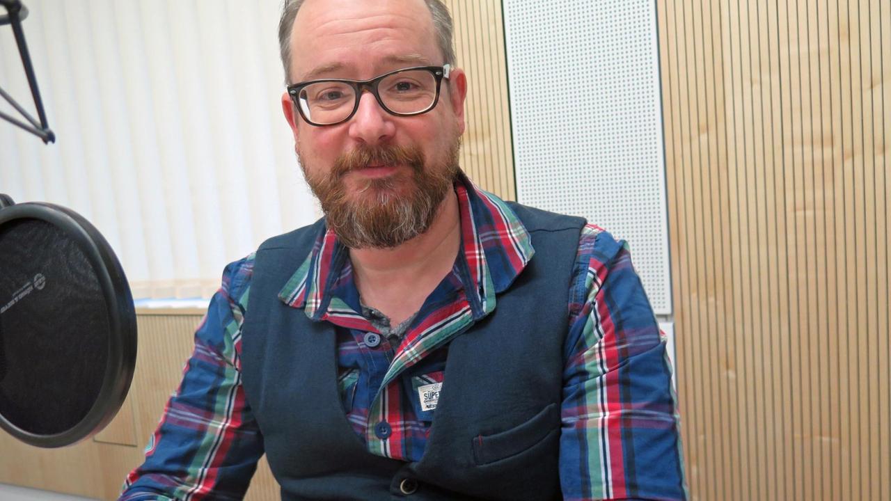 Der Schauspieler und Autor Gregor Weber im Deutschlandfunk-Studio am 9.12.2016.