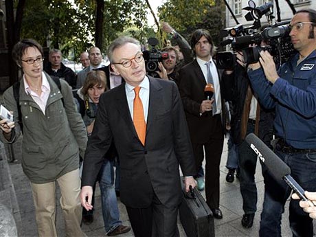 Der ehemalige Vorstandsvorsitzende der Mannesmann AG, Klaus Esser, betritt in Düsseldorf als Angeklagter das Landgericht.