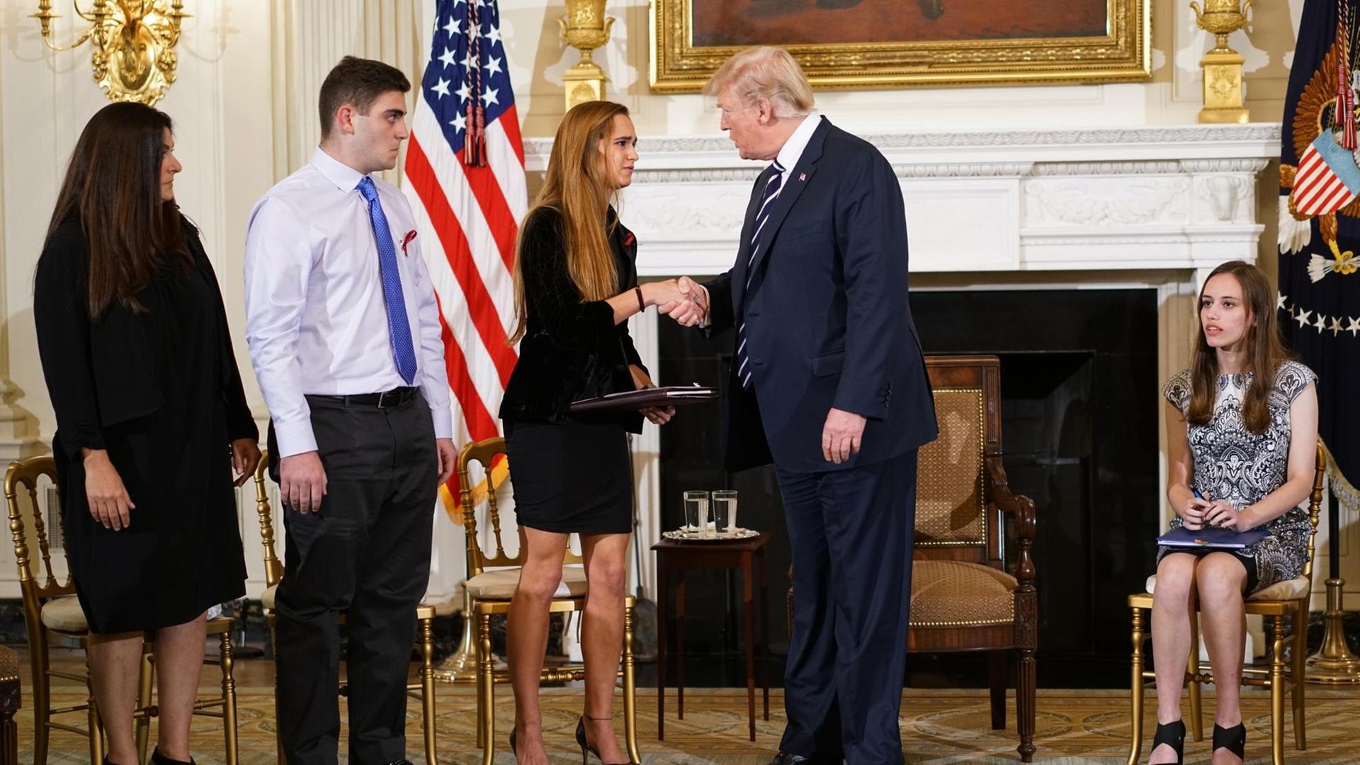 US-Präsident Trump trifft Überlebende des Schulmassakers von Florida US-Präsident Trump trifft Überlebende des Schulmassakers von Florida