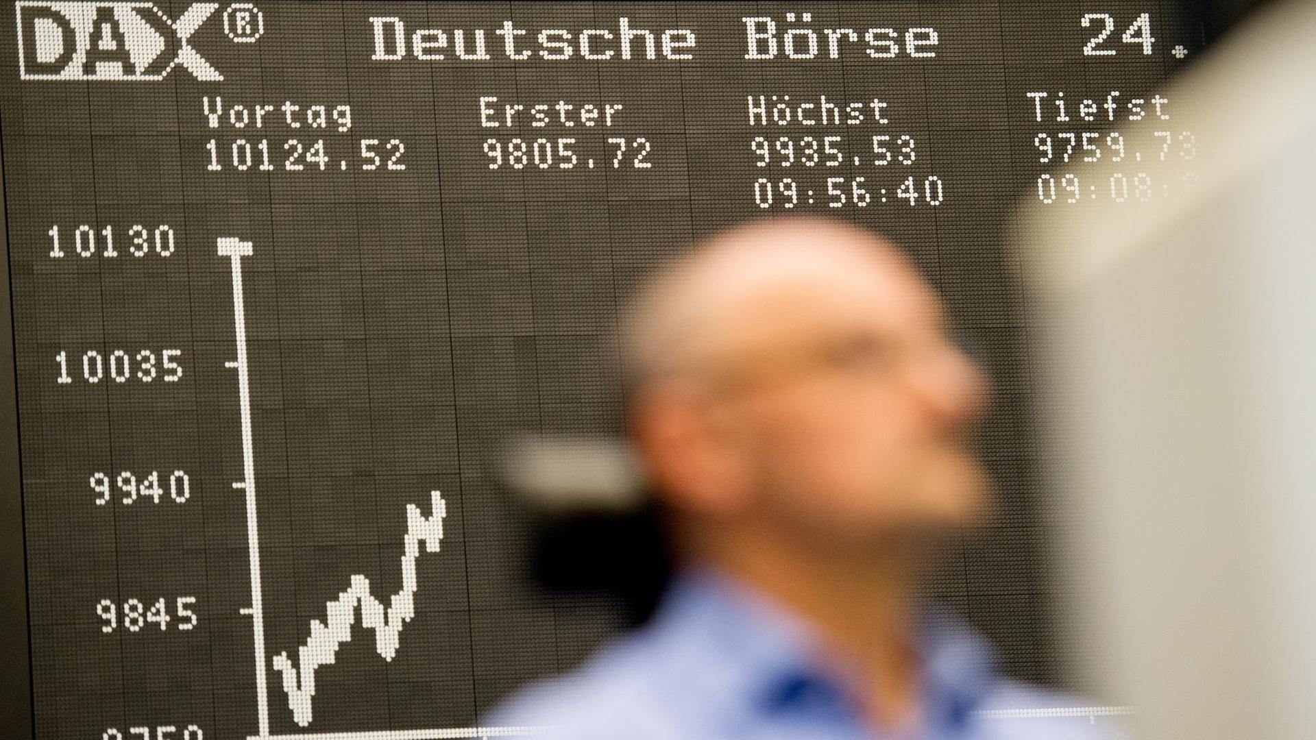 Die große Anzeigetafel zeigt im Handelssaal der Börse in Frankfurt am Main den bis dahin erreichten Kursverlauf, während ein Händler davor auf seinem Platz sitzt. Die große Anzeigetafel zeigt im Handelssaal der Börse in Frankfurt am Main den bis dahin erreichten Kursverlauf, während ein Händler davor auf seinem Platz sitzt.