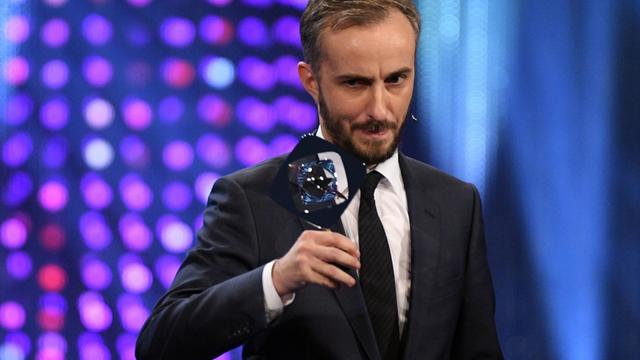 Der Komiker Jan Böhmermann erhält am 31.03.2017 auf der Verleihung der 53. Grimme-Fernsehpreise in Marl (Nordrhein-Westfalen) den Grimme-Preis Spezial für das Team der Sendung «Neo Magazin Royale» (ZDF/ZDF Neo).