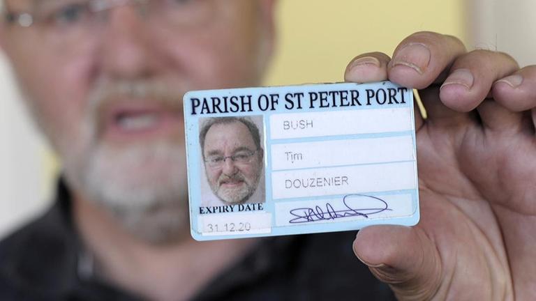 Timothy Bush ist einer von 20 Douzeniers in Guernseys Hafenstadt St. Peter Port. Hier zeigt er seinen Ausweis. Timothy Bush ist einer von 20 Douzeniers in Guernseys Hafenstadt St. Peter Port. Hier zeigt er seinen Ausweis.
