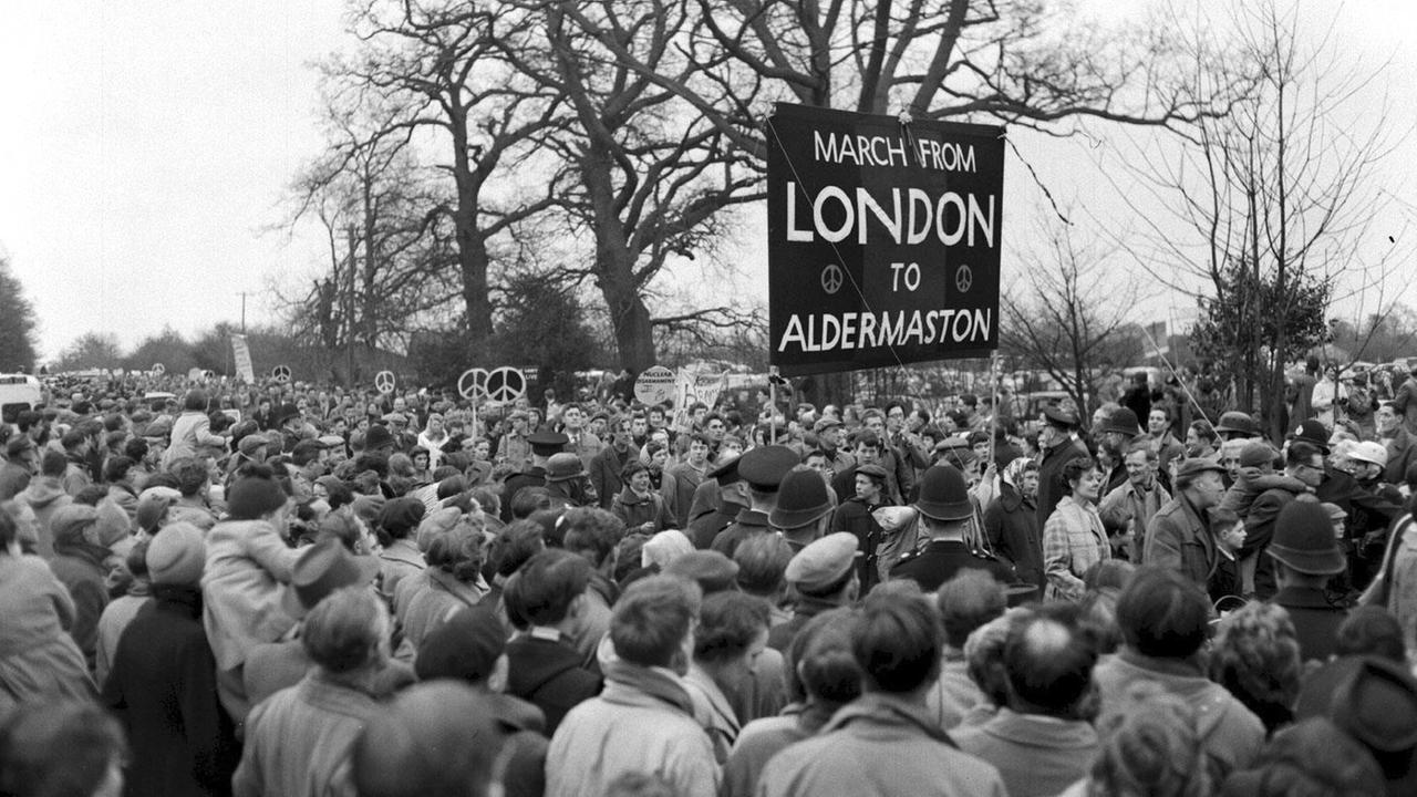 Erster Ostermarsch 1958: Briten demonstrieren gegen Nuklearwaffen Erster Ostermarsch 1958: Briten demonstrieren gegen Nuklearwaffen