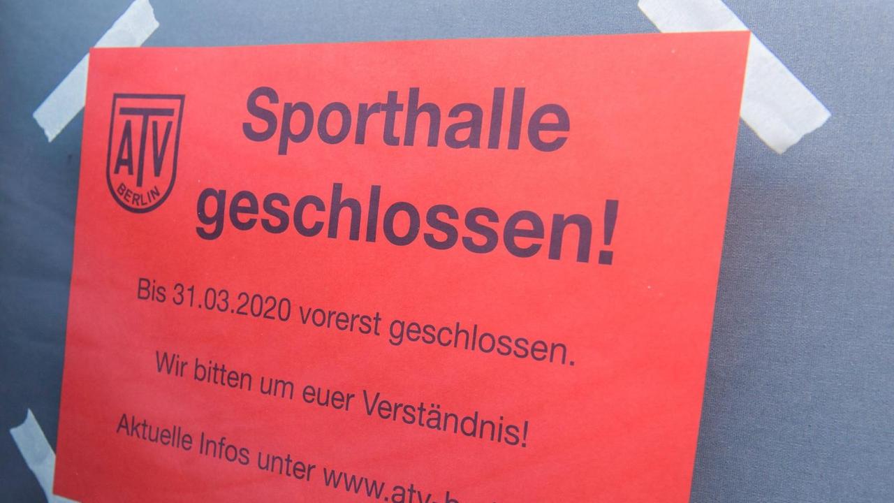 Schließung einer Vereinshalle wegen der Coronavirus-Pandemie. Schließung einer Vereinshalle wegen der Coronavirus-Pandemie.
