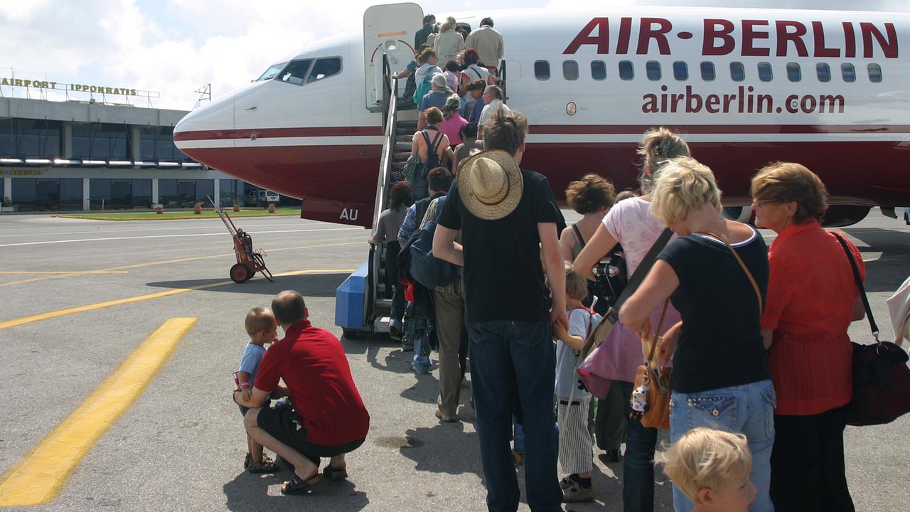 Urlauber auf dem Internationalen Hippokrates-Flughafen auf der griechischen Insel Kos. Urlauber auf dem Internationalen Hippokrates-Flughafen auf der griechischen Insel Kos.