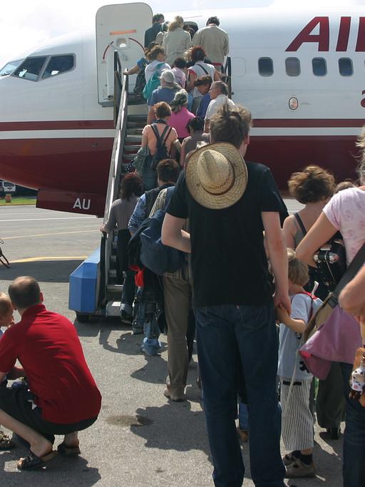 Urlauber auf dem Internationalen Hippokrates-Flughafen auf der griechischen Insel Kos.