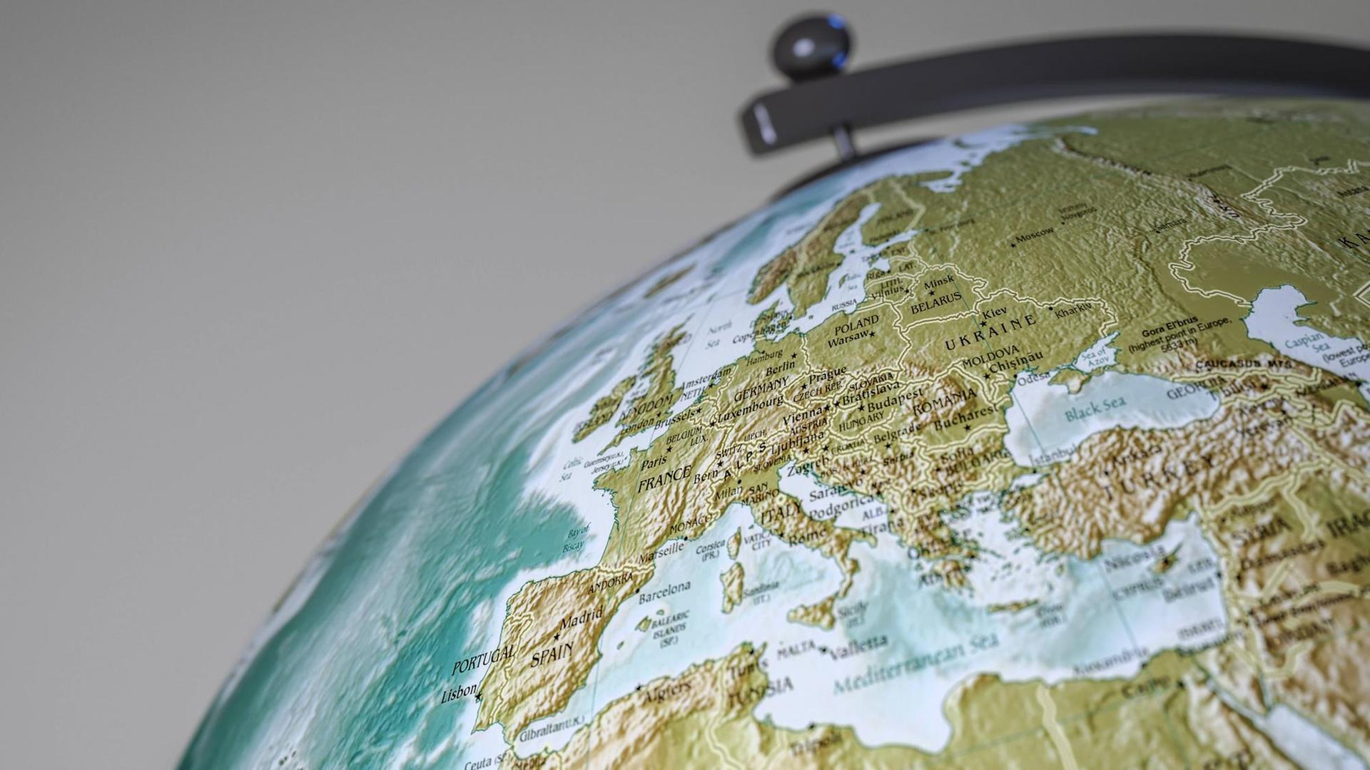 Auf einer 3D Grafik ist Europa auf einem Globus dargstellt. Auf einer 3D Grafik ist Europa auf einem Globus dargstellt.